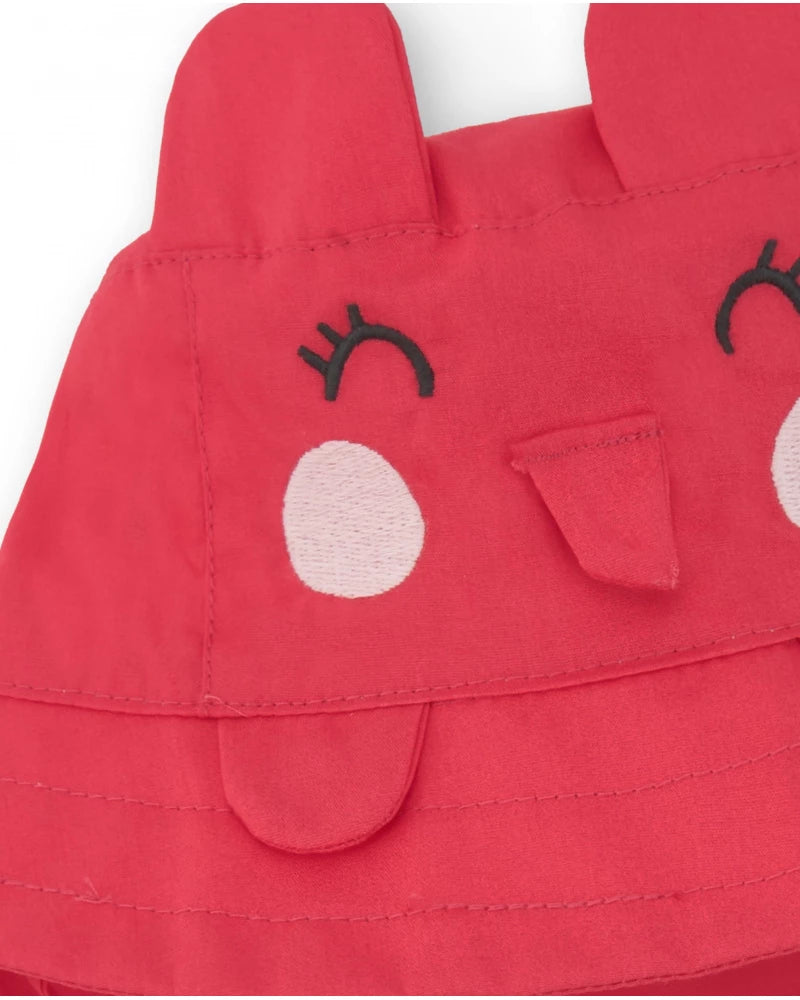 Cappello piatto rosso per bambina con orecchie applicate e design ricamato